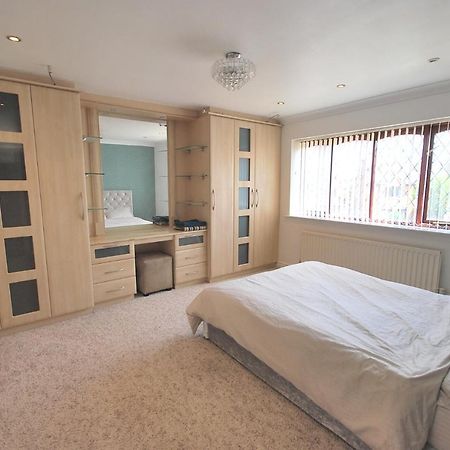 Entire And Exclusive Four Bed Detached Villa Lostock Exteriér fotografie