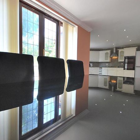 Entire And Exclusive Four Bed Detached Villa Lostock Exteriér fotografie
