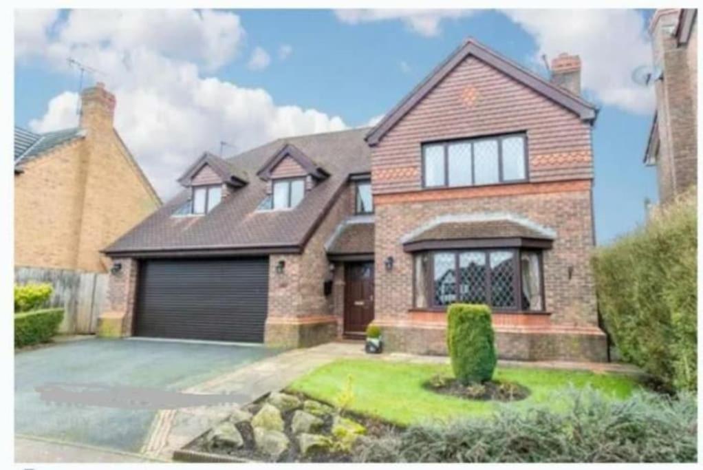 Entire And Exclusive Four Bed Detached Villa Lostock Exteriér fotografie