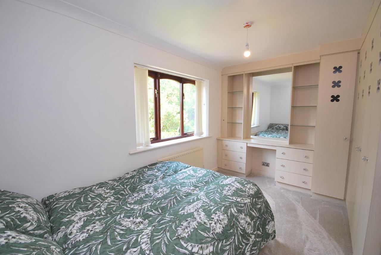 Entire And Exclusive Four Bed Detached Villa Lostock Exteriér fotografie