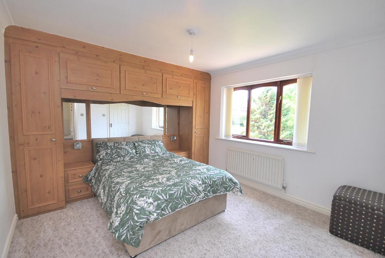 Entire And Exclusive Four Bed Detached Villa Lostock Exteriér fotografie