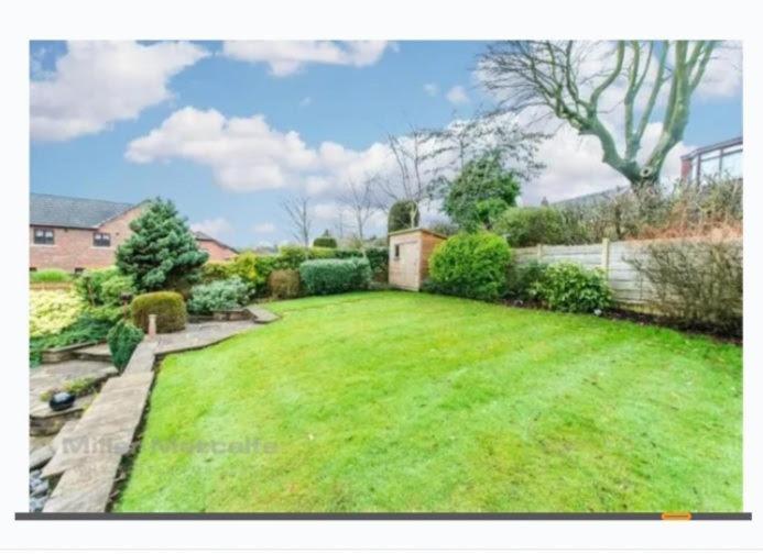 Entire And Exclusive Four Bed Detached Villa Lostock Exteriér fotografie