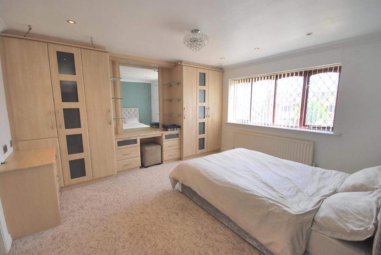 Entire And Exclusive Four Bed Detached Villa Lostock Exteriér fotografie