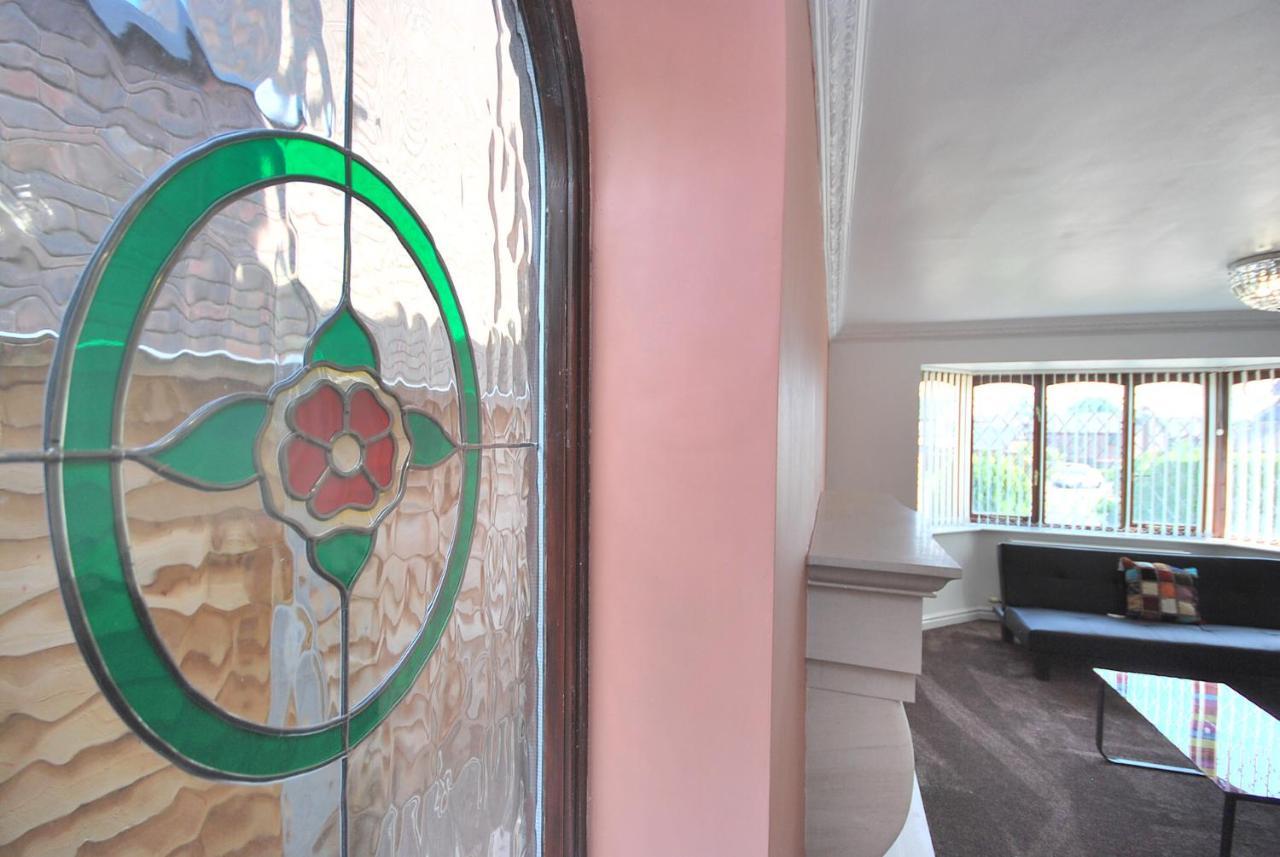 Entire And Exclusive Four Bed Detached Villa Lostock Exteriér fotografie