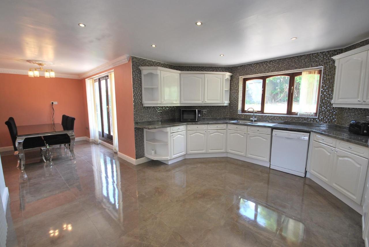 Entire And Exclusive Four Bed Detached Villa Lostock Exteriér fotografie