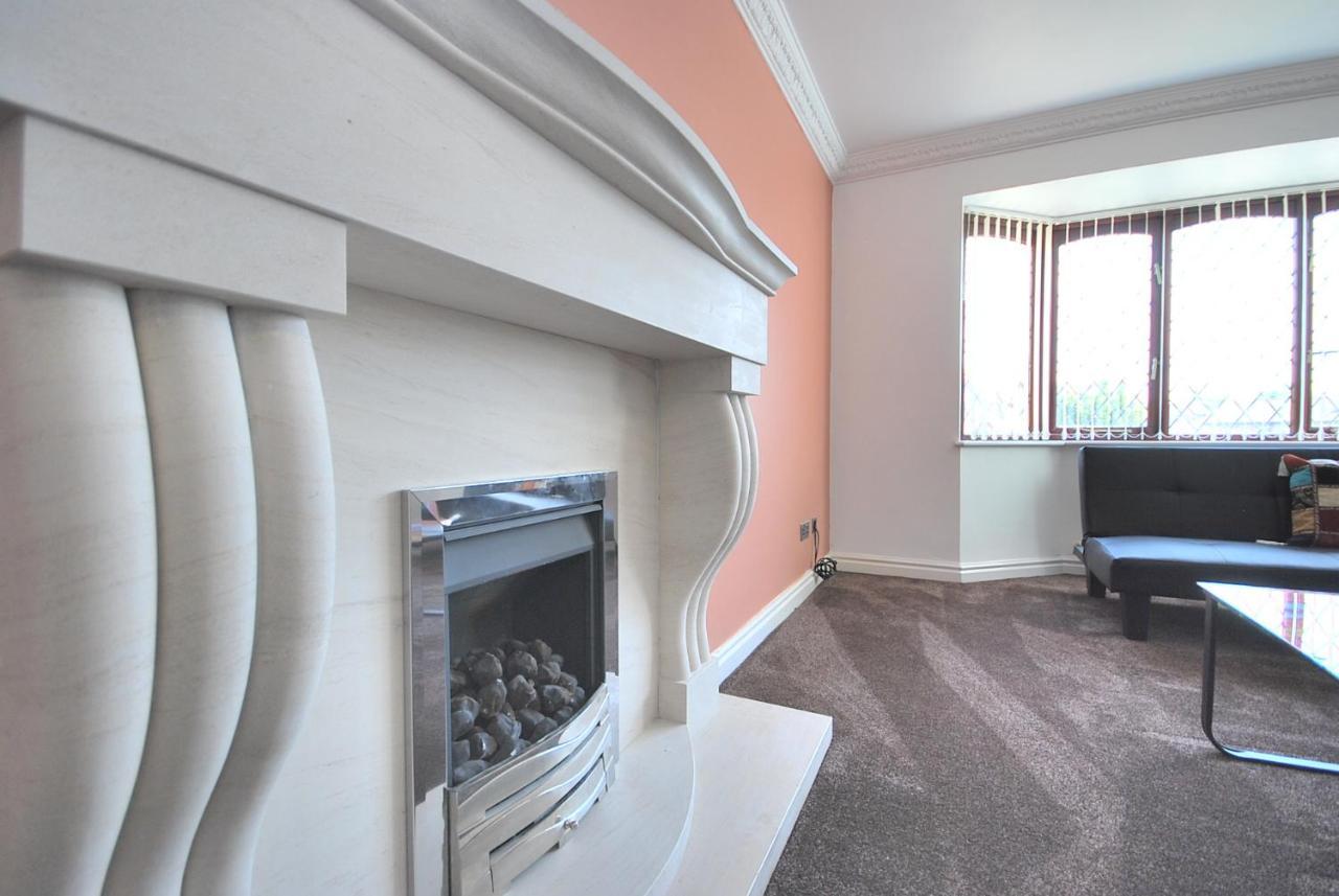 Entire And Exclusive Four Bed Detached Villa Lostock Exteriér fotografie