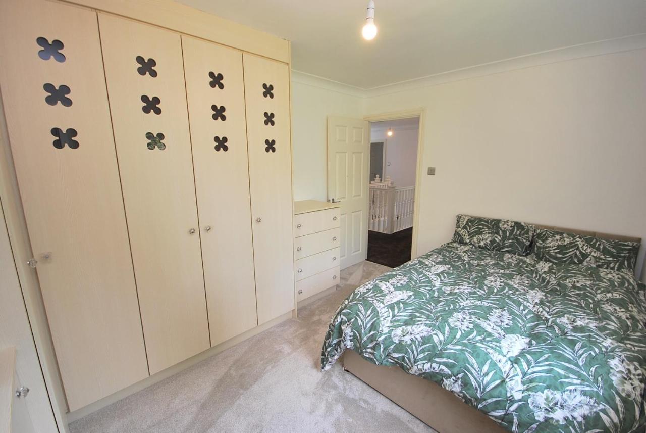 Entire And Exclusive Four Bed Detached Villa Lostock Exteriér fotografie