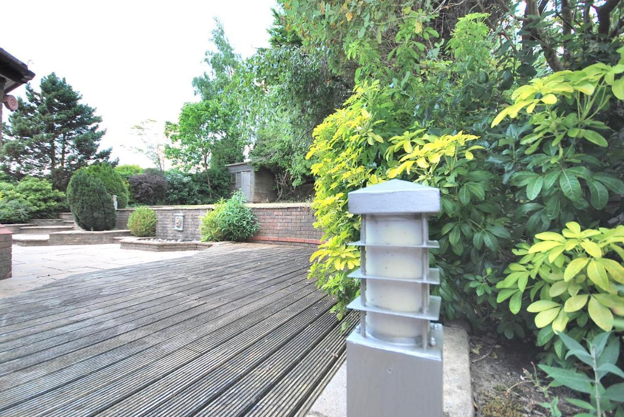 Entire And Exclusive Four Bed Detached Villa Lostock Exteriér fotografie