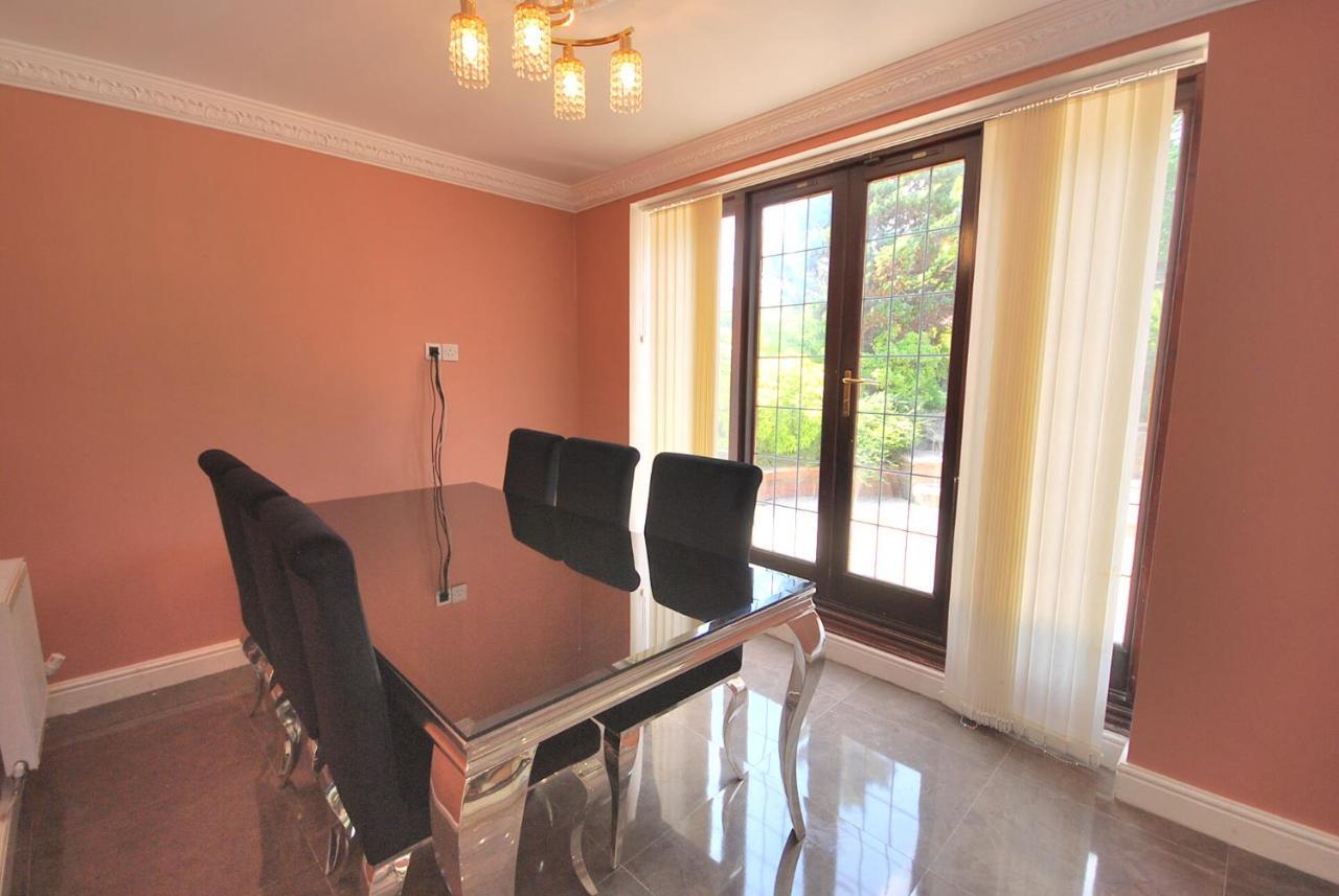 Entire And Exclusive Four Bed Detached Villa Lostock Exteriér fotografie