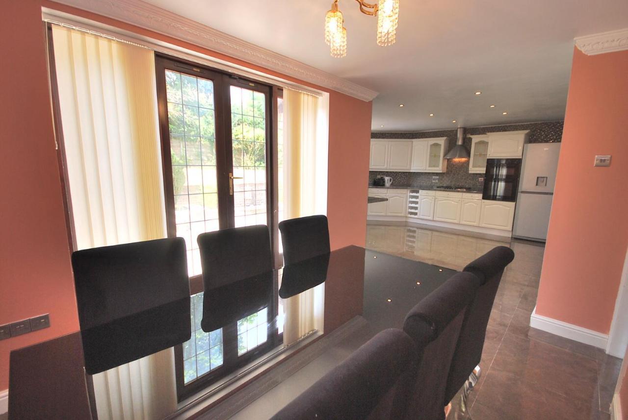 Entire And Exclusive Four Bed Detached Villa Lostock Exteriér fotografie