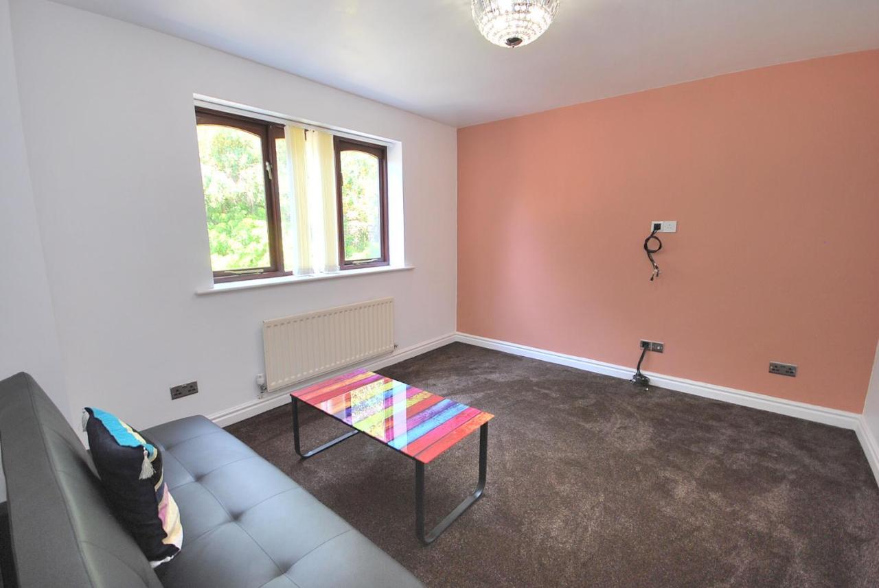 Entire And Exclusive Four Bed Detached Villa Lostock Exteriér fotografie