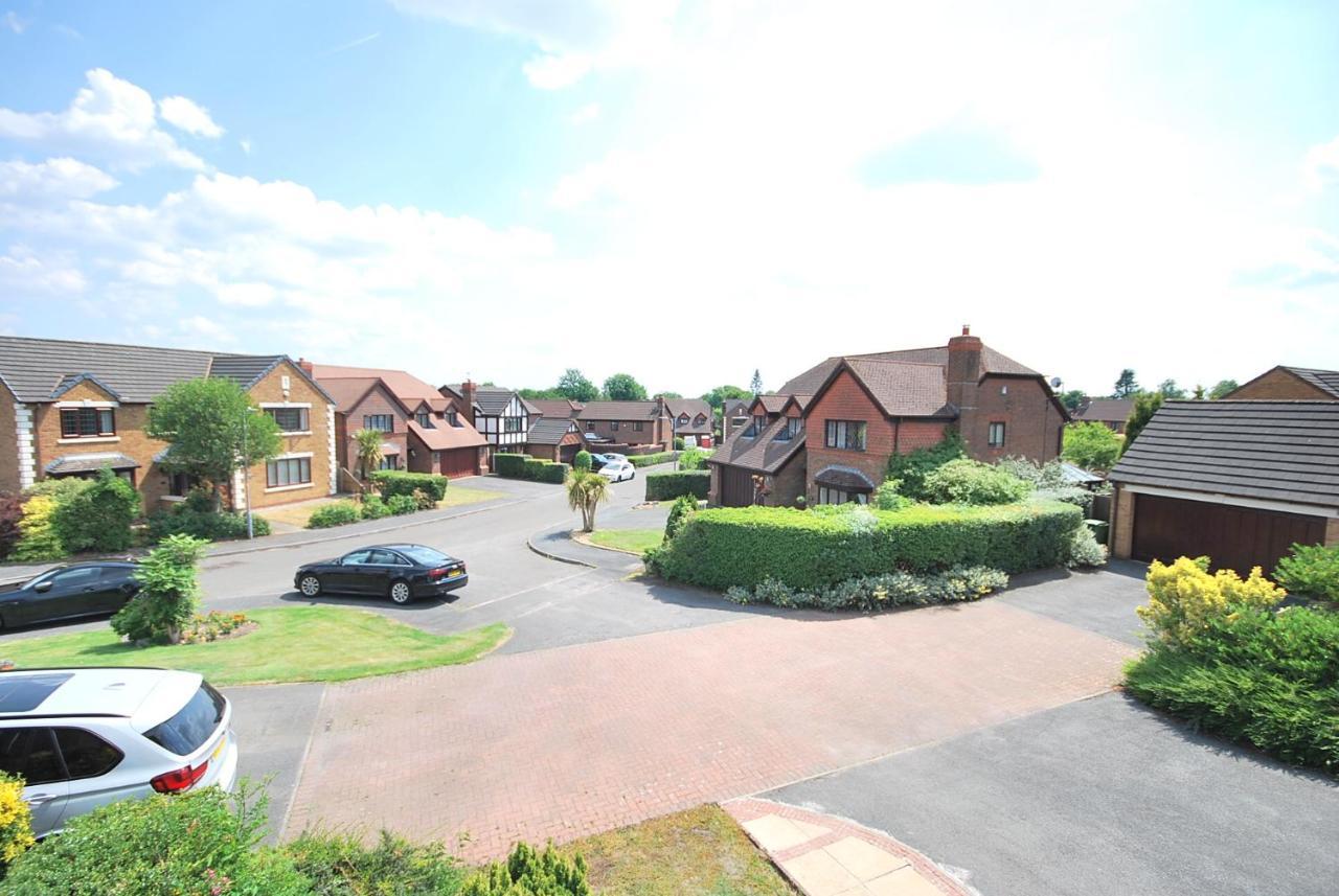 Entire And Exclusive Four Bed Detached Villa Lostock Exteriér fotografie