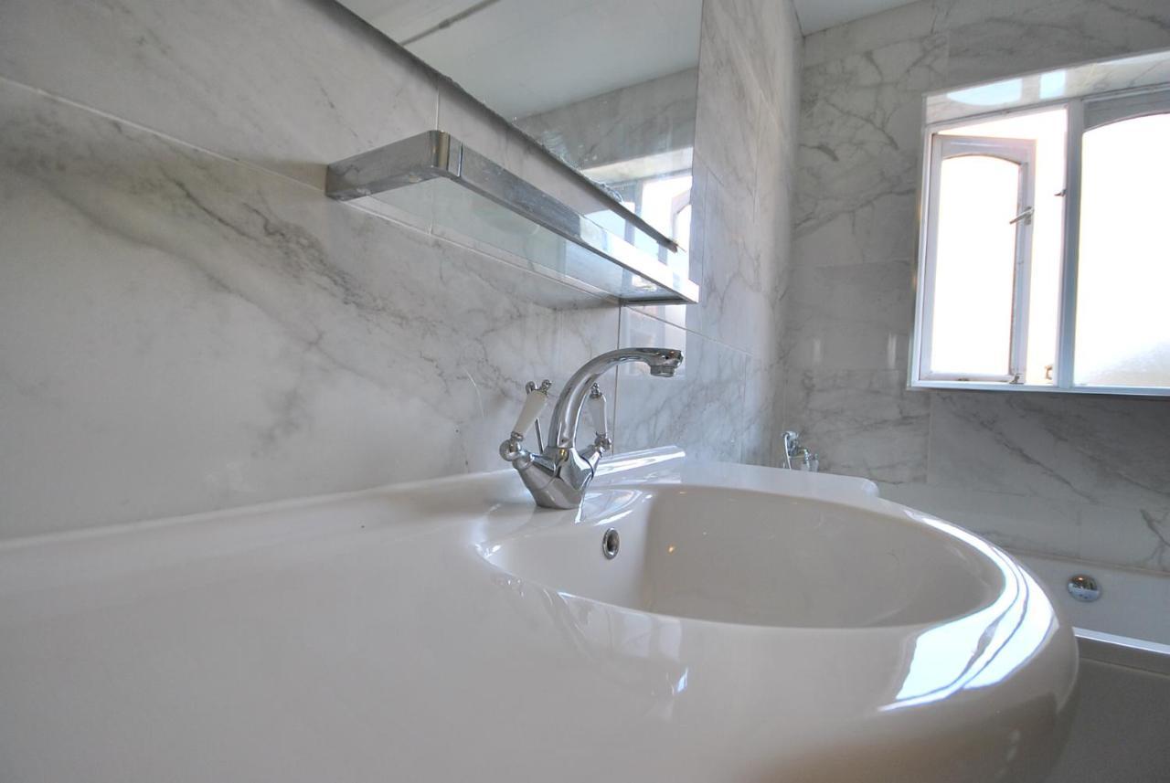 Entire And Exclusive Four Bed Detached Villa Lostock Exteriér fotografie