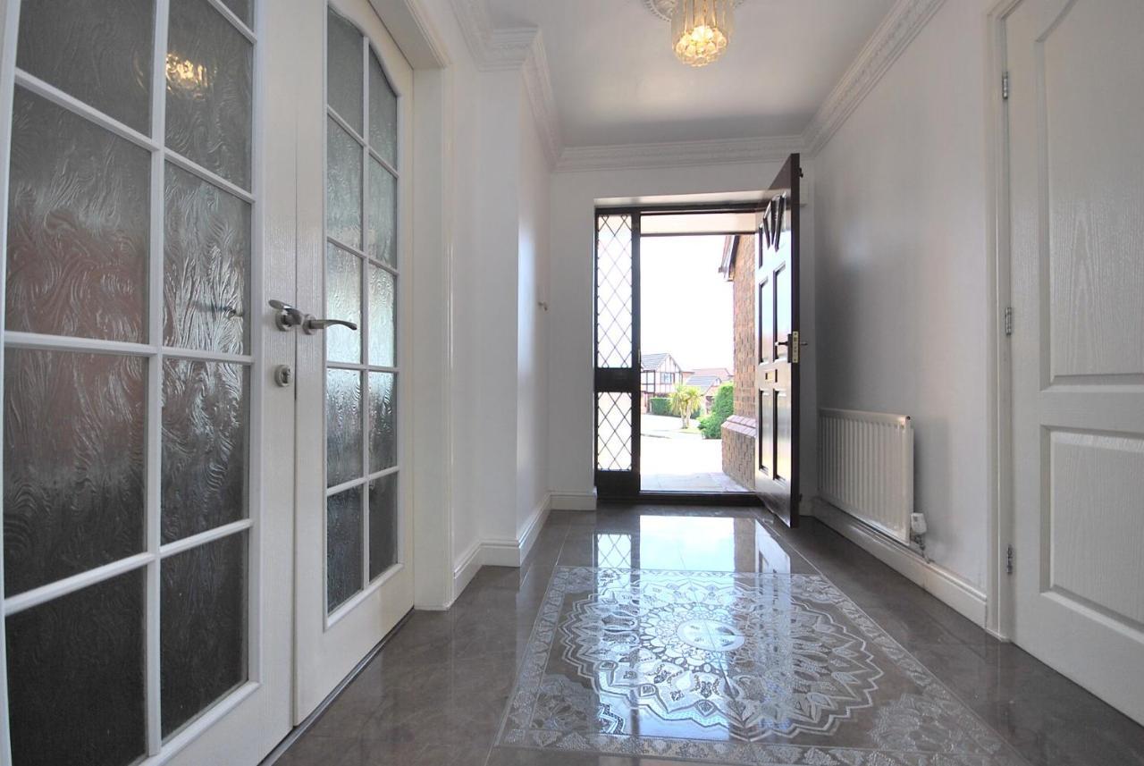Entire And Exclusive Four Bed Detached Villa Lostock Exteriér fotografie