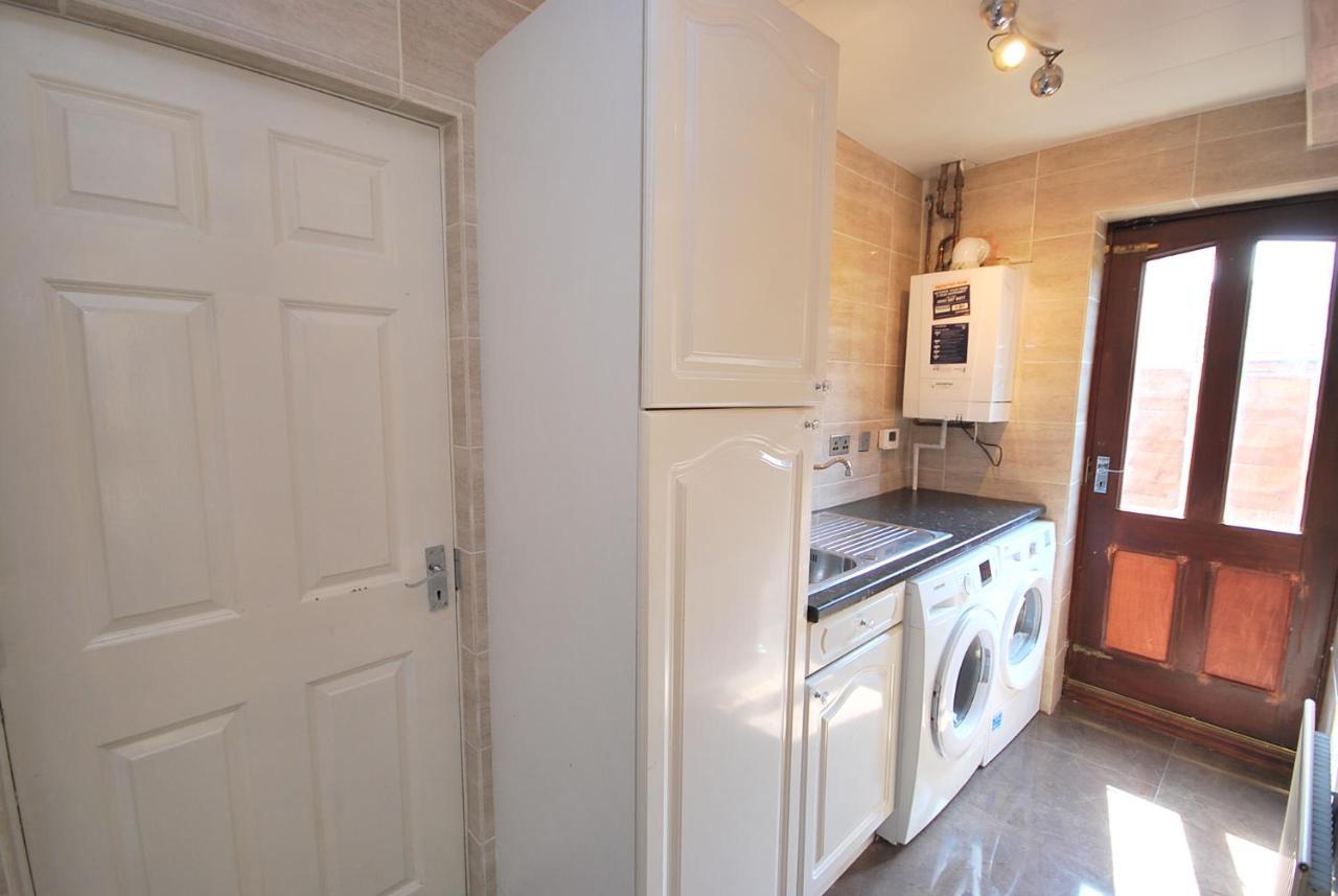 Entire And Exclusive Four Bed Detached Villa Lostock Exteriér fotografie