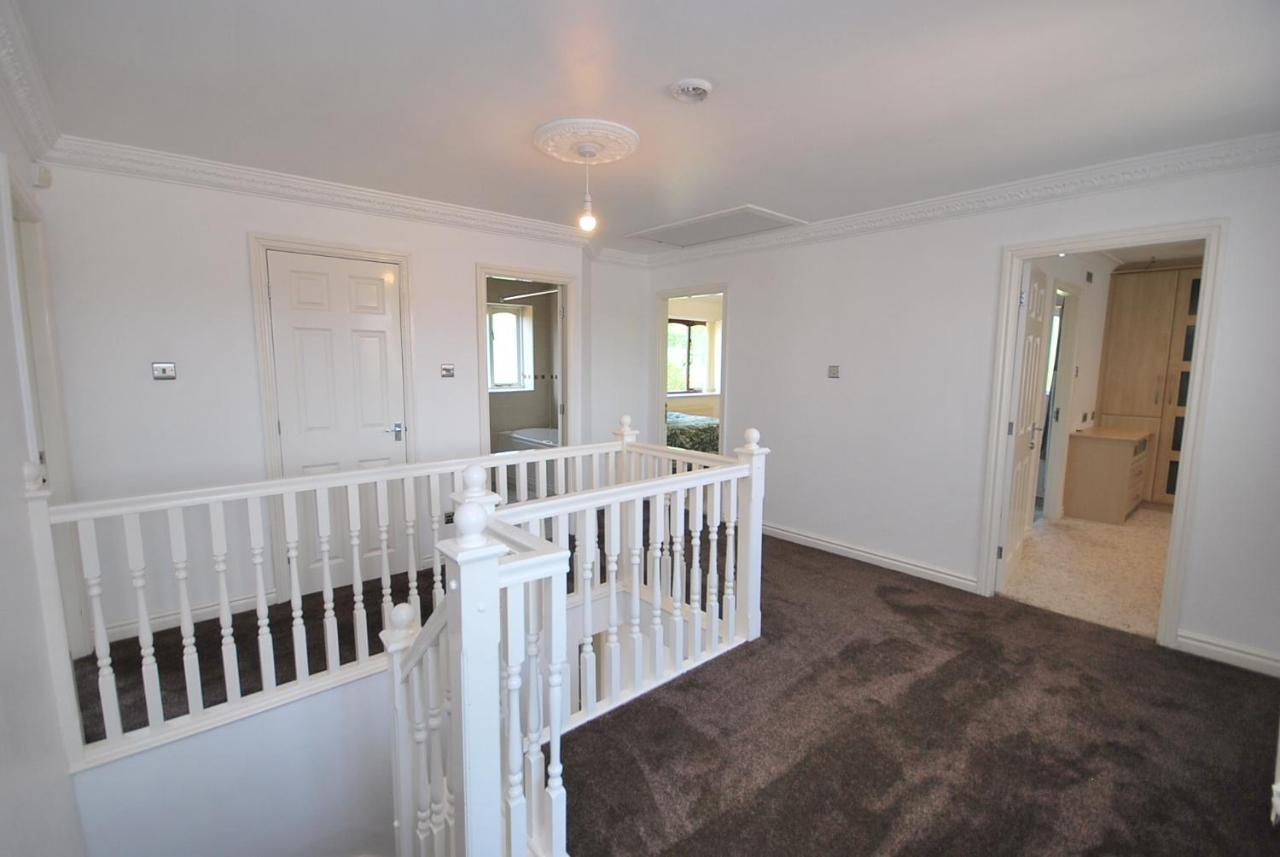 Entire And Exclusive Four Bed Detached Villa Lostock Exteriér fotografie
