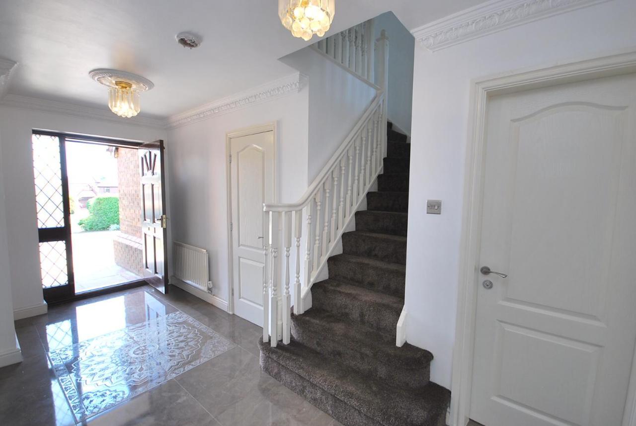 Entire And Exclusive Four Bed Detached Villa Lostock Exteriér fotografie