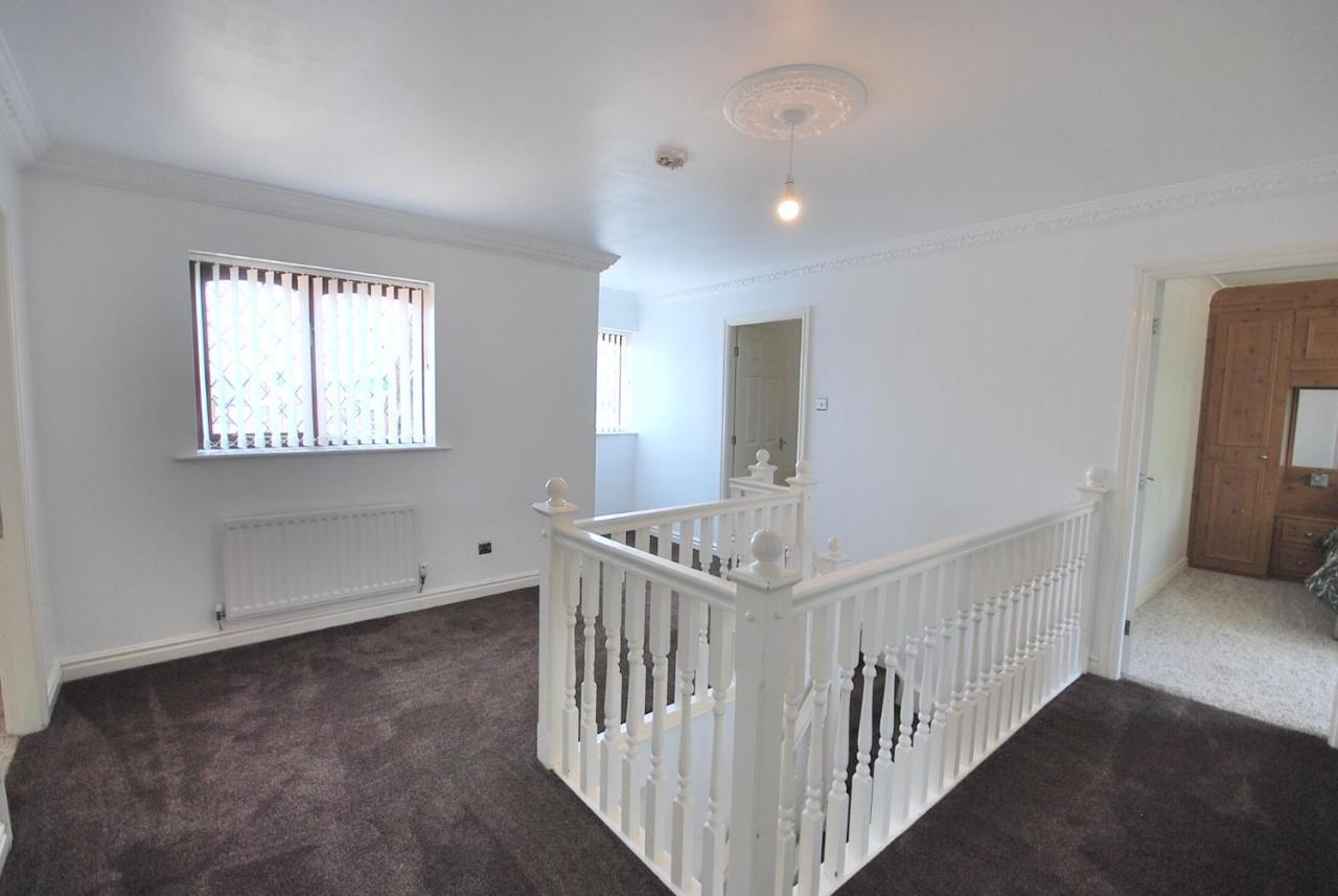 Entire And Exclusive Four Bed Detached Villa Lostock Exteriér fotografie